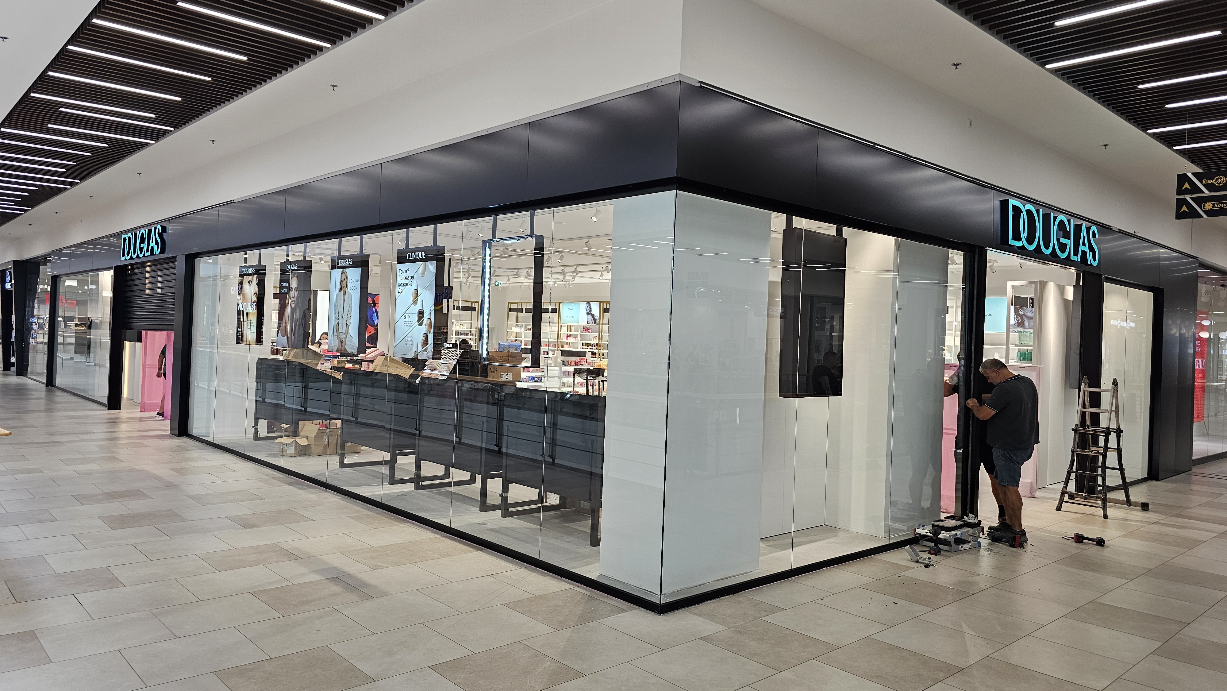 Douglas Стара Загора - Снимка 1